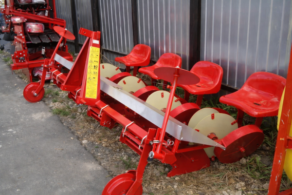 Рассадопосадочная машина 4-х рядная D-POL, навесная (Беларусь)