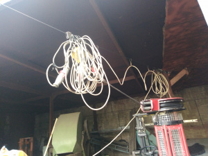 Вилочный электропогрузчик 1.6 тонны в рабочем состоянии. Питание от кабеля (в комплекте с устройством намотки.)