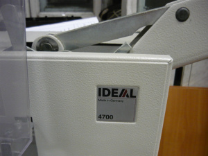 Резак гильотинный IDEAL 4700, механический, в рабочем состоянии, со станиной