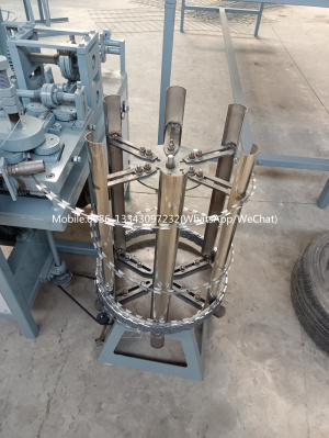 Автоматическая машина для производства бритвенной колючей проволоки состоит в основном из следующих частей: