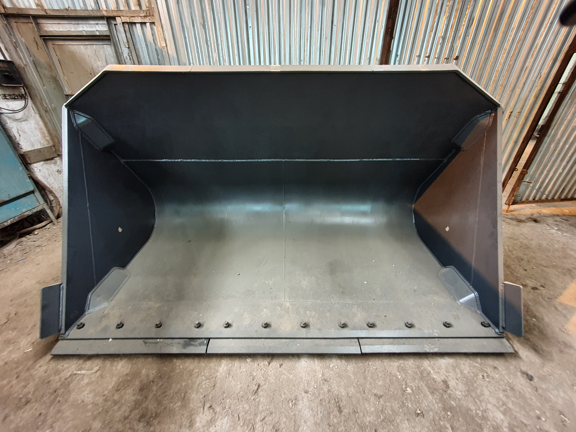 Фронтальный погрузчик lovol fl936h технические характеристики. Сварка ковша фронтального погрузчика. Габариты погрузчиков с ковшом. Ширина ковша фронтального погрузчика jcb. Погрузчик lovol fl936h габариты.