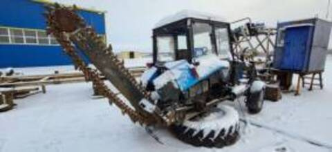 Погрузчик ДМЭ-1000 на базе трактора «Беларус» с навесным оборудованием: экскаватор цепной универсальный ЭЦУ-150НО с зимним рабочим органом