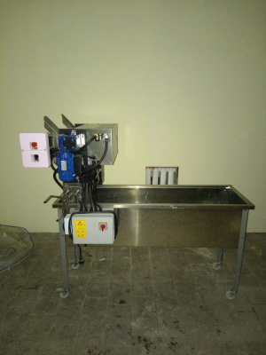 Стол для распечатывания рамок с автоматическим подавателем, замкнутый цикл церкуляции(для пчеловодов)