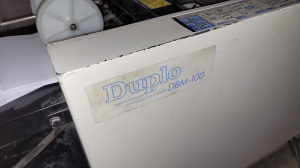 Буклетмейкер, Duplo DBM 100 - аппарат для изготовления брошюр и фальцовки бумаги. Позволяет делать брошюры с форматом от 200х100 мм. до 320х