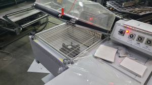 Термоусадочный упаковочный аппарат BSF-5540 помещает пищевые и непищевые товары (штучные изделия) в прочную прозрачную упаковку — термоусадо