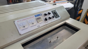 Машина для нанесения UV лака, 480 UV Laminating machine, ширина лакирования 480 мм.(1 ик лампа и 1 уф лампа), ручная подача