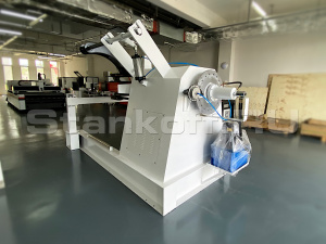 Оптоволоконный лазерный станок с автоматической рулонной подачей и конвейерным столом XTC-1530K/1500 Raycus