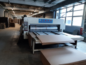 Полуавтоматическая флексографская печатная просекательно-рилевочная машина YKS-1225