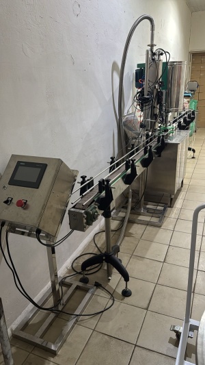 Полуавтомат для укупорки алюминиевых банок с дозатором азота