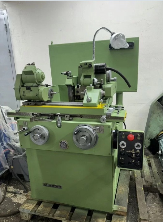 Универсальный круглошлифовальный станок 3У10А