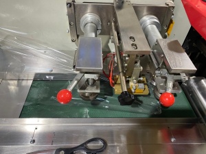 Горизонтальная упаковочная машина флоупак Prostor 450X с нижней подачей пленки