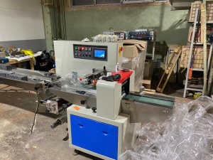 Горизонтальная упаковочная машина флоупак Prostor 450X с нижней подачей пленки