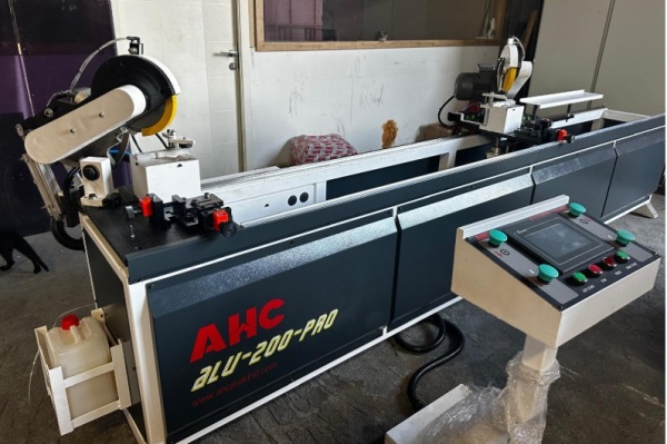 Усозарезной торцовочный двухпильно-сверлильный станок AHC Makina Alu200PRO