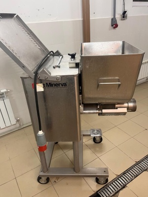 Мясорубка с автоматической подачей La Minerva