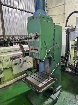 Вертикальный сверлильный станок 2н135