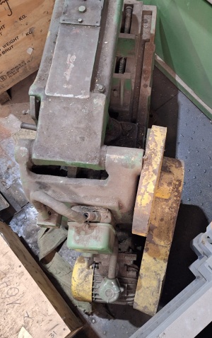 Станки ножовочный 8Б72, 1979 г.фрезерн. вертикальный мод.654КС4;Автомат трубоотрезной мод.9Д151,1968 г художественной ковки 