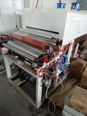 станок для нанесения клеевого слоя, с возможностью печати логотипа на три цвета.(межслойная мечать)