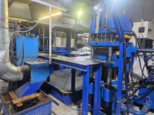 Комплект прессов для производства изделий из резины. 2 наливных пресса. 2 вулканизационных пресса Пресс для открытия прессформ Пресс для