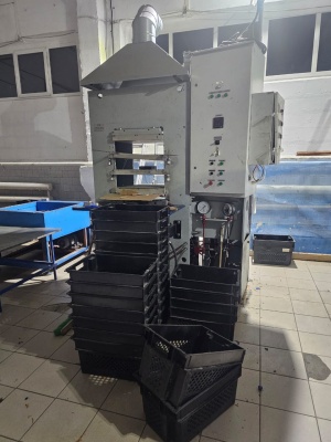 Пресс вулканизационный 5 нагревательных плит. Лифт гидравлический для прессформ. 250 тонн усилие смыкания. Плиты 600*600. Подключен