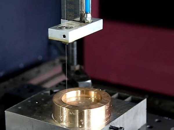 Электроэрозионная резка ( обработка заготовки толщиной до 300 мм, рабочая поверхность 450-500 мм с точностью до 0,08мм