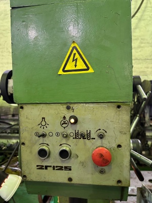 Вертикальный сверлильный станок 2г125 из НИИ