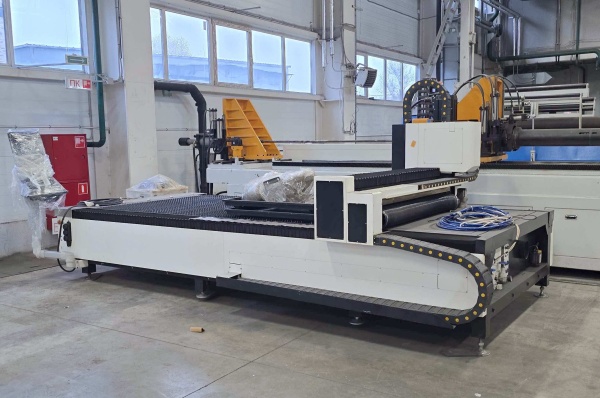 Оптоволоконный лазерный станок GWEIKE LF3015E, мало