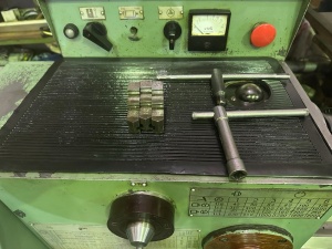 Токарный винторезный станок повышенной точности, УТ16ПМ РМЦ 710 мм, из НИИ