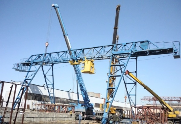 Козловой кран грузоподъемностью 15 тонн