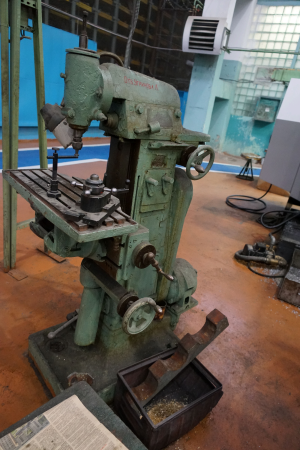 УниверсалЬный фрезерный 6В75 200*500; Шлифовальный 3Г182, 1968 г. в.Токарный 1ИС611В-1981 г.в; Шлифовальный 3Д-180, 1980 г.в