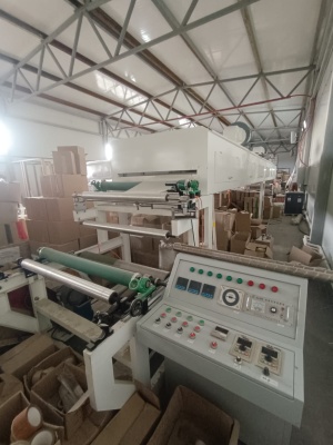 станок для нанесения клеевого слоя, с возможностью печати логотипа на три цвета.(межслойная мечать)