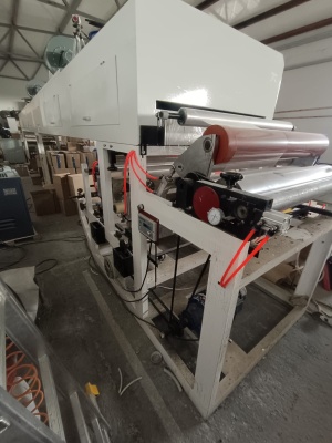 станок для нанесения клеевого слоя, с возможностью печати логотипа на три цвета.(межслойная мечать)