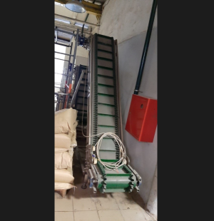 Транспортер ленточный наклонный с лотками