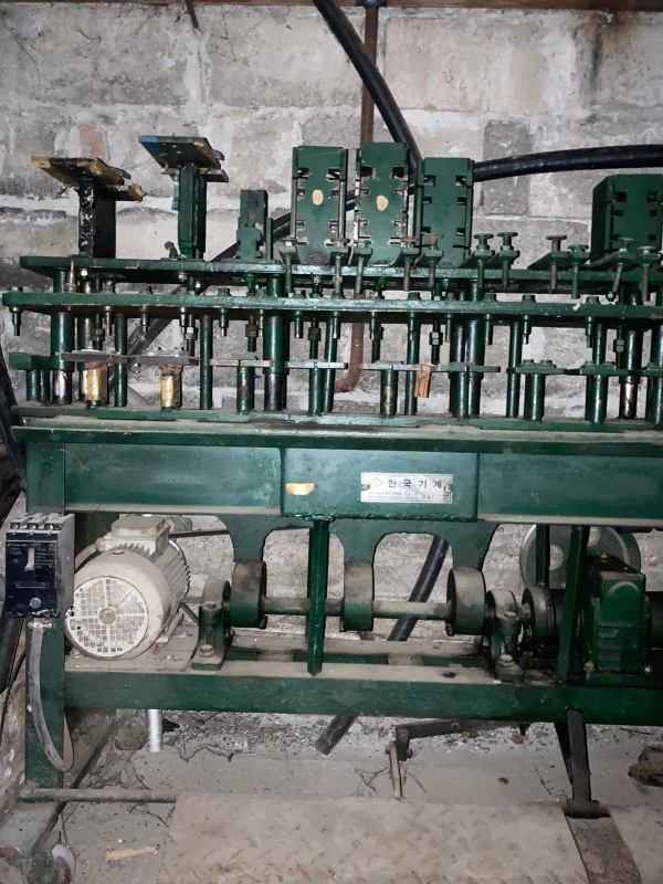 Пресс-станок для пробивания различных отверстий или прорезей в ПВХ профиле