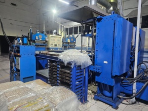 Комплект прессов для производства изделий из резины. 2 наливных пресса. 2 вулканизационных пресса Пресс для открытия прессформ Пресс для