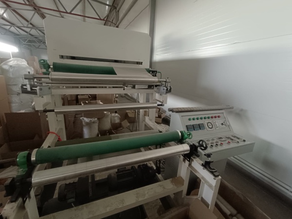 станок для нанесения клеевого слоя, с возможностью печати логотипа на три цвета.(межслойная мечать)