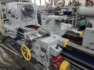 Токарный винторезный станок 1М63(16К40) споднятыми центрами рмц 1.5 м