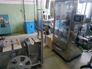 Машина для автоматического нанесения термоусадочных этикеток на конические стаканы