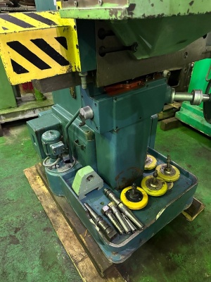 Широкоуниверсальный фрезерный станок 676п