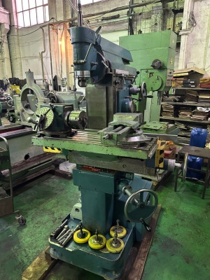 Широкоуниверсальный фрезерный станок 676п