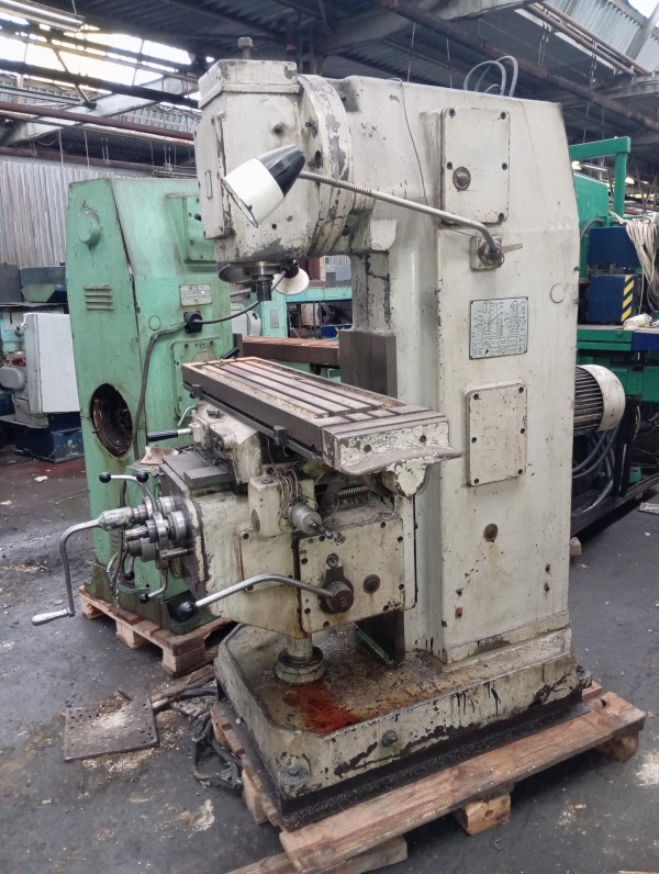 Вертикально-фрезерный станок 6Р11