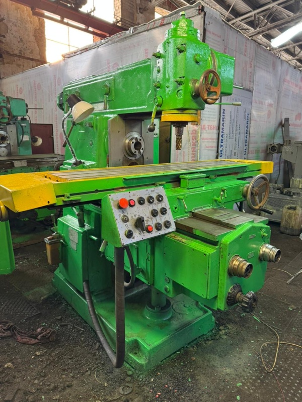 широкоуниверсальный фрезерный станок 6Т83Ш