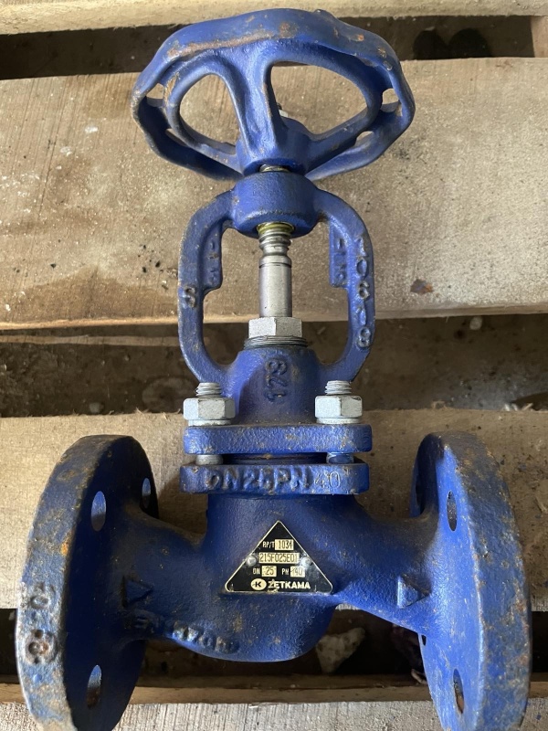 Вентиль запорный стальной фланцевый Zetkama 215F-025-E01 Ру40