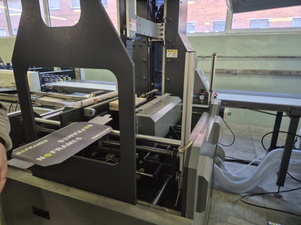 Полуавтомат для оклейки лайнером коробок крышка-дно из переплетного картона