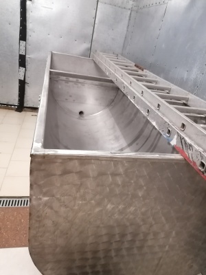 Молочное оборудование: холод.камера 100м3, ВТН-2,5(2шт), РПУ, ванна с перегородкой, ОСВ-4, СИПмойка, 5т емкость для молока,чиллер, сепаратор