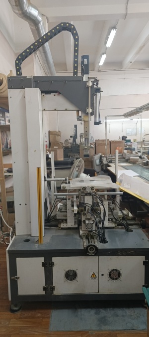 Полуавтоматическая машина для оклейки коробок HM320