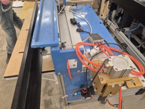 Полуавтомат для резки V-образных пазов переплртной крышки/