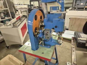 Станок полуавтомат для установки кольца в торец папки