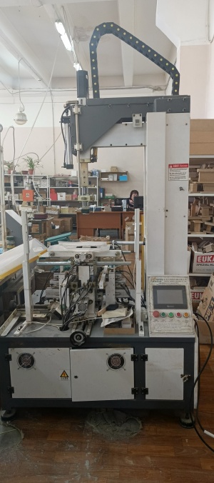 Полуавтоматическая машина для оклейки коробок HM320