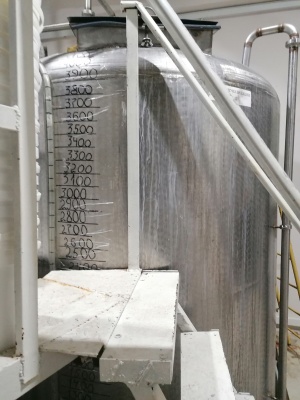 Молочное оборудование: холод.камера 100м3, ВТН-2,5(2шт), РПУ, ванна с перегородкой, ОСВ-4, СИПмойка, 5т емкость для молока,чиллер, сепаратор