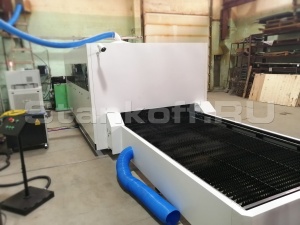 Оптоволоконный лазерный станок в защитной кабине XTC-1530G/6000 Reci